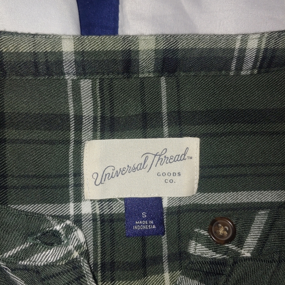 Worn once long sleeve 100% rayon super soft shirt. Its a womens small.